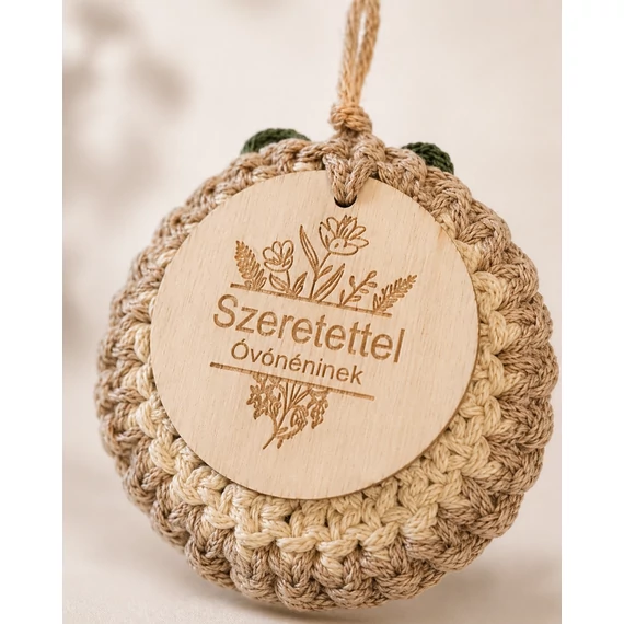 Horgolt ajándék dísz fa táblával – Szeretettel Óvónéninek